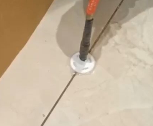 秦淮瓷砖空鼓维修公司专业解答瓷砖在铺贴过程中，如果没有涂抹均匀到位的粘结材料（如水泥砂浆或瓷砖胶），可能会导致以下问题